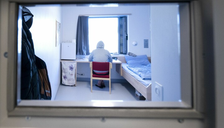 Det tette forholdet mellom ansatte og innsatte, dynamisk sikkerhet, er i ferd med å forvitre – til fordel for administrative oppgaver og krisehåndtering, skriver innleggsforfatterne. Illustrasjon: Innsatt på rommet sitt i Romerike fengsel, Ullersmo avdeling. Modellklarert Foto: Gorm Kallestad / NTB