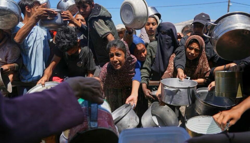 FNs nødhjelpssjef Tom Fletcher anklager Israel for tvungen utsulting av palestinerne på Gazastripen og kaller det en krigsforbrytelse. FNs nødhjelpssjef Tom Fletcher anklager Israel for tvungen utsulting av palestinerne på Gazastripen og kaller det en krigsforbrytelse.