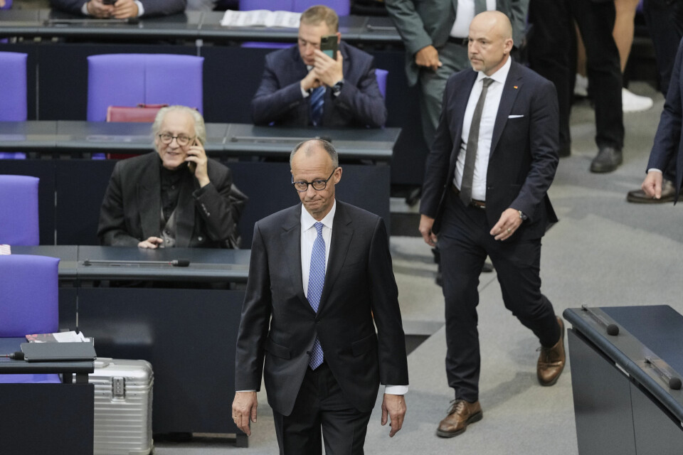 En slukøret Friedrich Merz konstaterer at han ikke vant første votering. En slukøret Friedrich Merz konstaterer at han ikke vant første votering. Foto: Markus Schreiber / AP / NTB