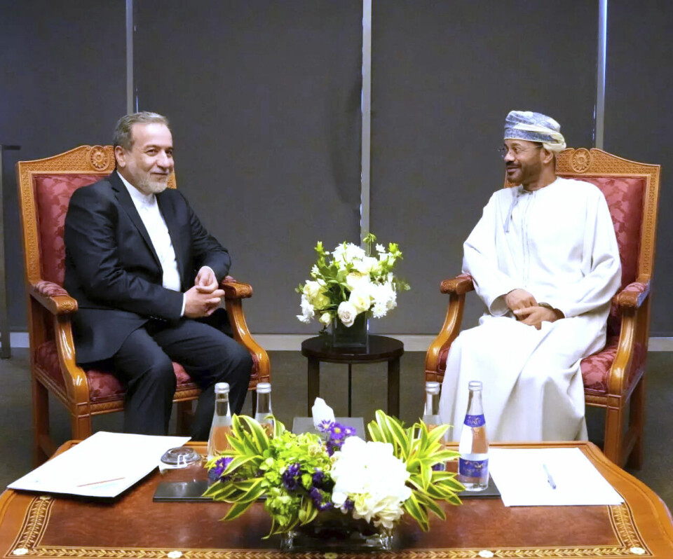 Den innledende samtalerunden ble holdt mellom Iran og USA i Oman forrige lørdag. På bildet sitter Irans utenriksminister Abbas Araghchi i møte med sin omanske motpart Sayyid Badr Albusaidi. Et bilde offentliggjort av det iranske utenriksdepartementet viser Irans utenriksminister Abbas Araghchi, til venstre, og hans omanske motpart Sayyid Badr Albusaidi før forhandlinger med USAs Midtøsten-utsending Steve Witkoff i Muscat lørdag. Foto: Iransk UD / AP / NTB