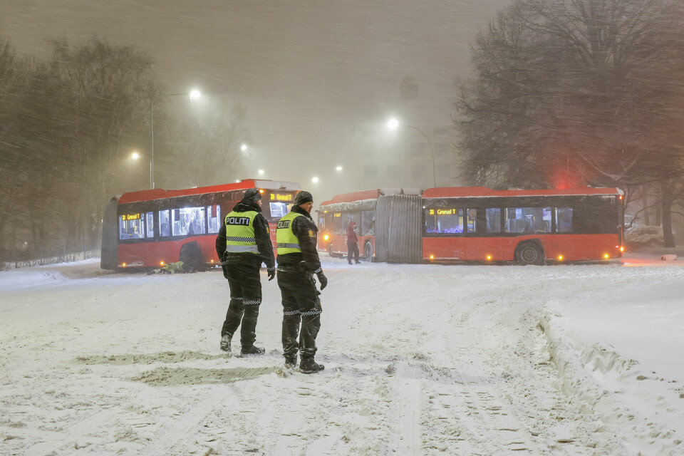 Natt til tirsdag var politiet i Mailundveien i Oslo, der to leddbusser ikke kom seg videre og sperret alle fire kjørefeltene. Natt til tirsdag var politiet i Mailundveien i Oslo, der to leddbusser ikke kom seg videre og sperret alle fire kjørefeltene. Foto: Hans O. Torgersen / NTB