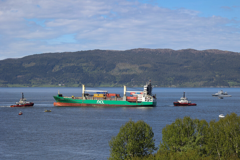 Konteinerskipet NCL Salten trukket fra grunn og er ute i sjøen igjen. Det 135 meter lange skipet gikk natt til torsdag på grunn i Trondheimsfjorden utenfor Byneset. Konteinerskipet NCL Salten trukket fra grunn og er ute i sjøen igjen. Det 135 meter lange skipet gikk natt til torsdag på grunn i Trondheimsfjorden utenfor Byneset. Foto: Jan Langhaug / NTB