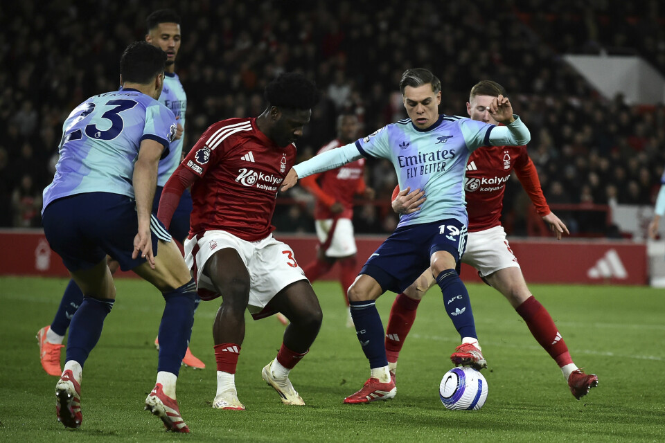 Arsenal-spiller Leandro Trossard hardt preset av to motspillere i bortekampen mot Nottingham Forest. Arsenal-spiller Leandro Trossard hardt preset av to motspillere i bortekampen mot Nottingham Forest. Foto: Rui Vieira, AP / NTB