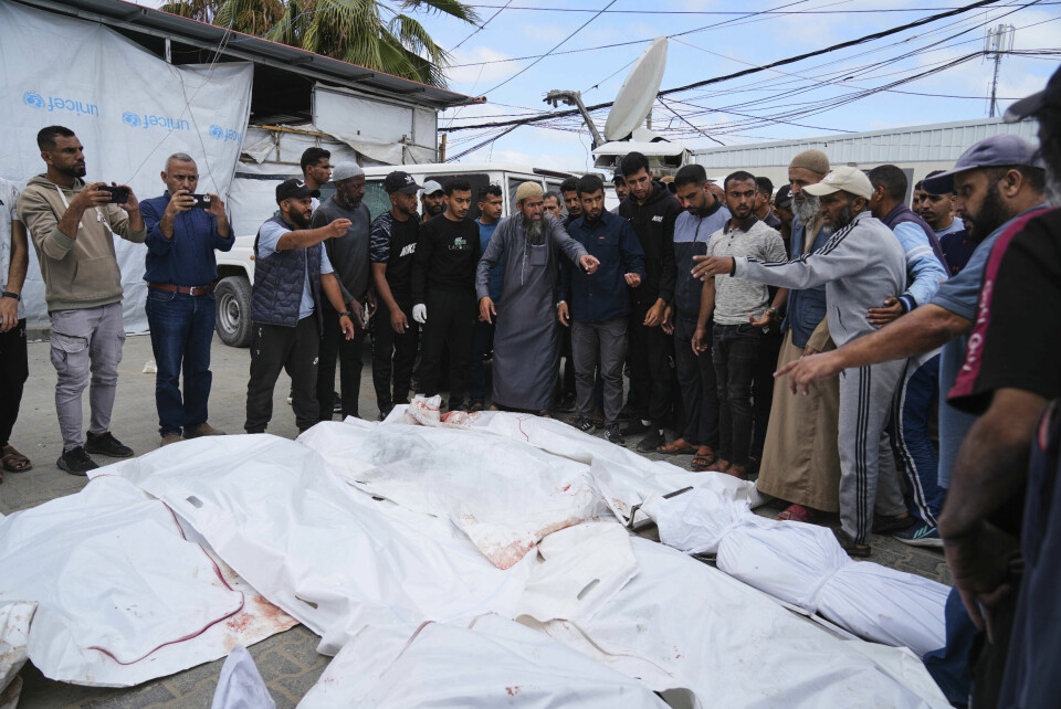 Palestinere som er drept i israelske angrep i Gaza, begraves torsdag ved al-Aqsa-sykehuset i Deir al-Balah. Palestinere som er drept i israelske angrep i Gaza, begraves torsdag ved al-Aqsa-sykehuset i Deir al-Balah. Foto: Abdel Kareem Hana / AP / NTB