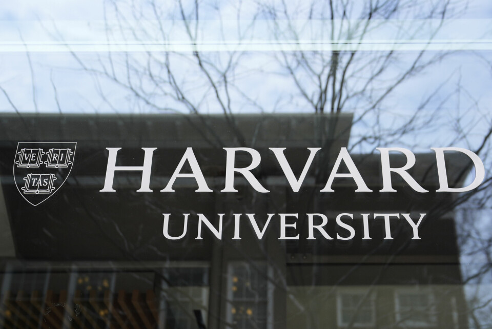 En jødisk student som mener Harvard ikke tar tak i antisemittisme, har trukket søksmålet mot eliteuniversitetet. Det er ikke kjent om det er inngått noe forlik i saken. Harvard-universitetet i Cambridge i delstaten Massachusetts nekter å etterkomme Trump-administrasjonens krav om å kartlegge studenters holdninger og legge ned programmer for mangfold, likestilling og inkludering. Foto: Charles Krupa / AP / NTB