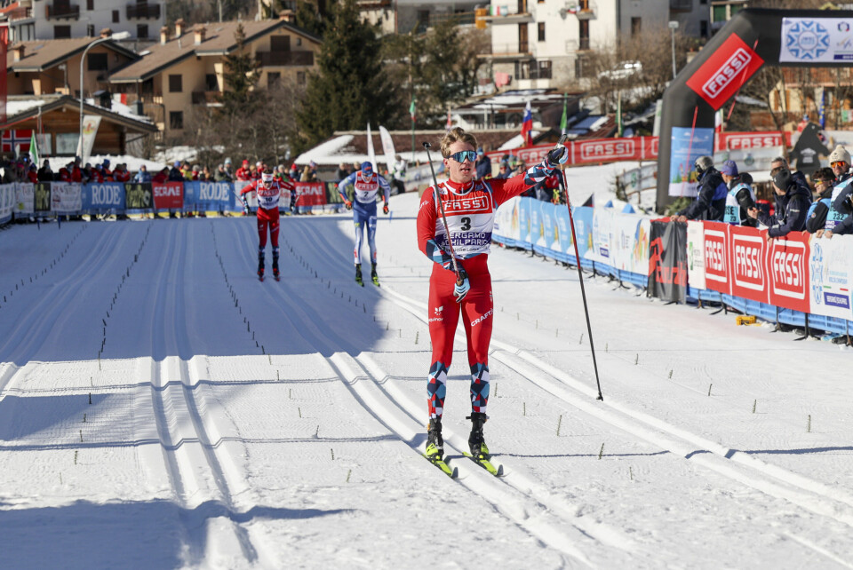Denne feiringen kostet dyrt for Mathias Holbæk. Foto: Mario Facchini / Newspower via AP / NTB. Denne feiringen kostet dyrt for Mathias Holbæk. Foto: Mario Facchini / Newspower via AP / NTB.
