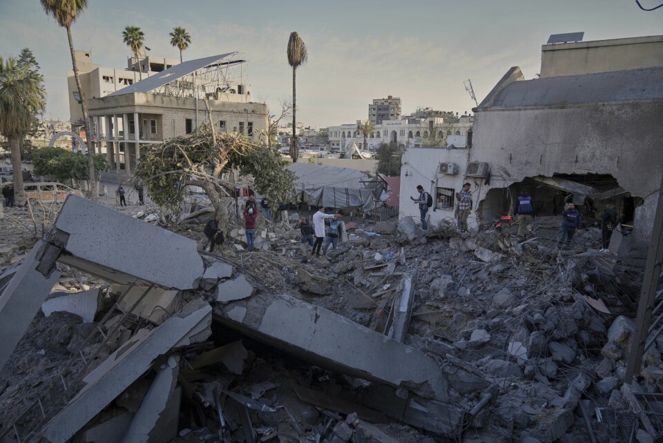 Palestinere ved restene av et sykehus som ble rammet i et israelsk angrep i Gaza by i helgen. Flere tidligere israelske forsvars- og etterretningstopper og flere hundre reservister mener det nå er på tide å avslutte krigen. Sykehuset Al-Ahli i Gaza by har kraftige ødeleggelser etter et israelsk luftangrep. Foto: Jehad Alshrafi / AP / NTB