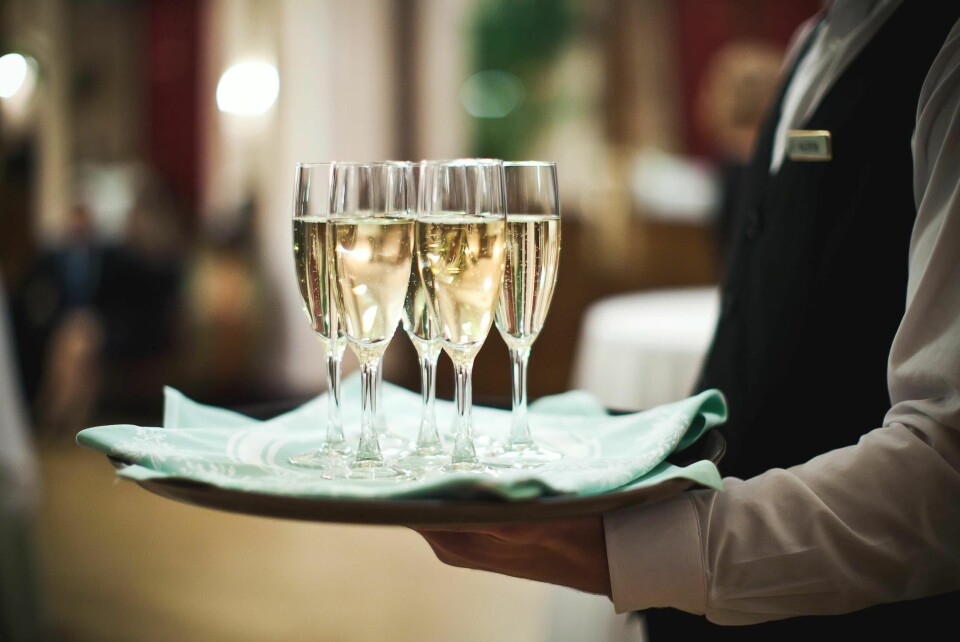 Det henger ikke på greip at Høyre-byrådet i Oslo i tillegg til øl og champagne fra klokken åtte om morgenen også prøvde å få gjennom skjenking av brennevin, mener Kjell Ingolf Ropstad. Servering av alkohol, champagne, kelner