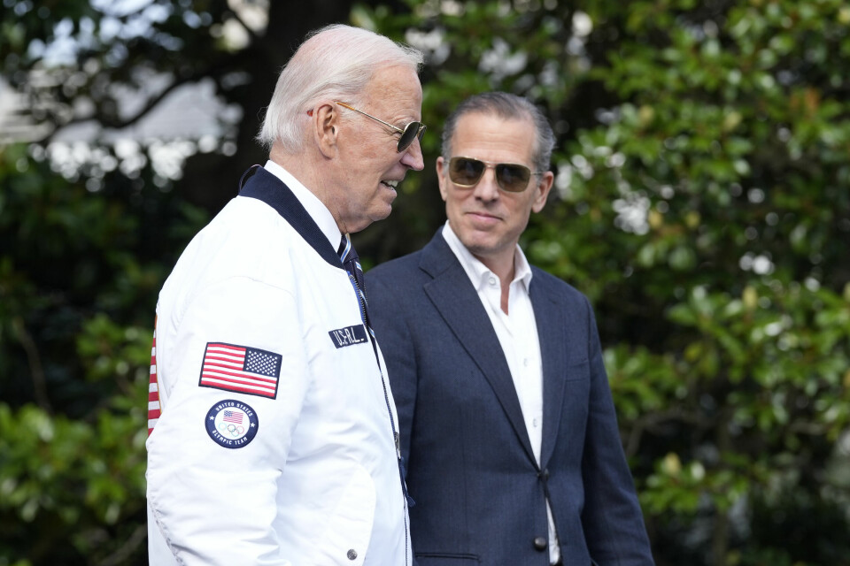 President Joe Biden (til venstre) og sønnen Hunter Biden (til høyre). En FBI-informant er nå dømt til seks års fengsel for å ha fabrikkert påstander om bestikkelser. Det er ikke bare politiske motstandere som kritiserer president Joe Biden (til venstre) for å ha benådet sønnen Hunter Biden (til høyre). Også flere demokrater mener det var en dårlig beslutning som svekker tilliten til at loven er lik for alle. Arkivfoto: Susan Walsh / AP / NTB