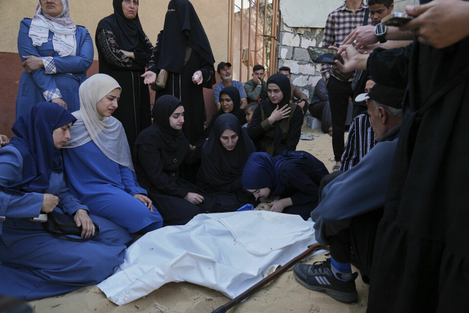 Kinan Edwan ble bare to år gammel. Den lille palestinske gutten ble drept i et israelsk luftangrep mot Khan Younis lørdag. Sørgende palestinere tar farvel med 2 år gamle Kinan Edwan som ble drept i et israelsk angrep på Gazastripen. Foto: Abdel Kareem Hana / AP / NTB