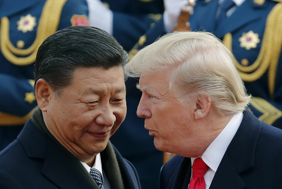 Kinas president Xi Jinping og USAs president Donald Trump avbildet under et møte i 2017. FILE - U.S. President Donald Trump, right, chats with Chinese President Xi Jinping during a welcome ceremony at the Great Hall of the People in Beijing on Nov. 9, 2017. (AP Photo/Andy Wong, File)