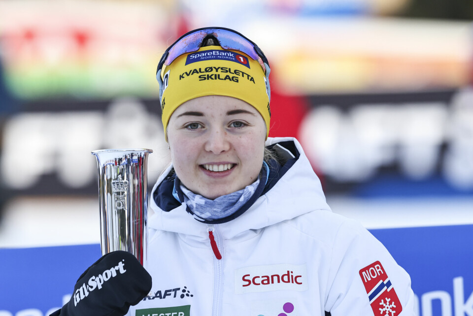 Vilde Nilsen får kongepokal etter sprint friteknikk langrenn under ski NM del 1 på Gåsbu langrennssenter tidligere i år.Hun tok sitt sjuende VM-gull i dagens rennFoto: Geir Olsen / NTB Vilde Nilsen med kongepokalen etter torsdagens sprintseier. Foto: Geir Olsen / NTB