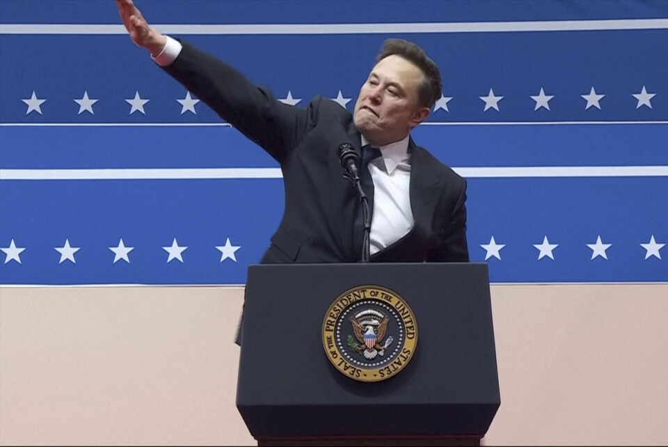 Nazist? Manglende kontroll på lemmene sine? Må det være det ene eller det andre? Det var denne håndbevegelsen som skapte debatt etter Trump-innsettelsen. En rekke medier og kommentatorer mener Elon Musk gjorde en nazihilsen. Foto: Videograb fra AP / NTB