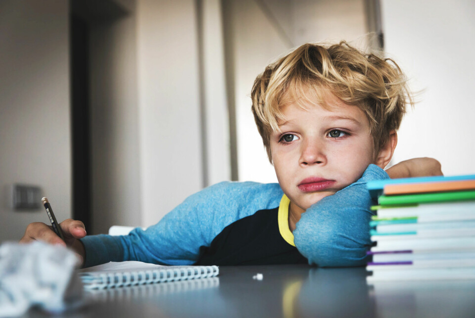 Mange gutter faller utenfor fordi de ikke kjenner seg igjen i skolens forventninger eller fordi ingen har lært dem hvordan man tar imot krav, takler konflikt eller mestrer motgang, mener Alejandro Pérez Torres. (Illustrasjonsfoto) Skolegutt, stresset, skolearbeid, lekser