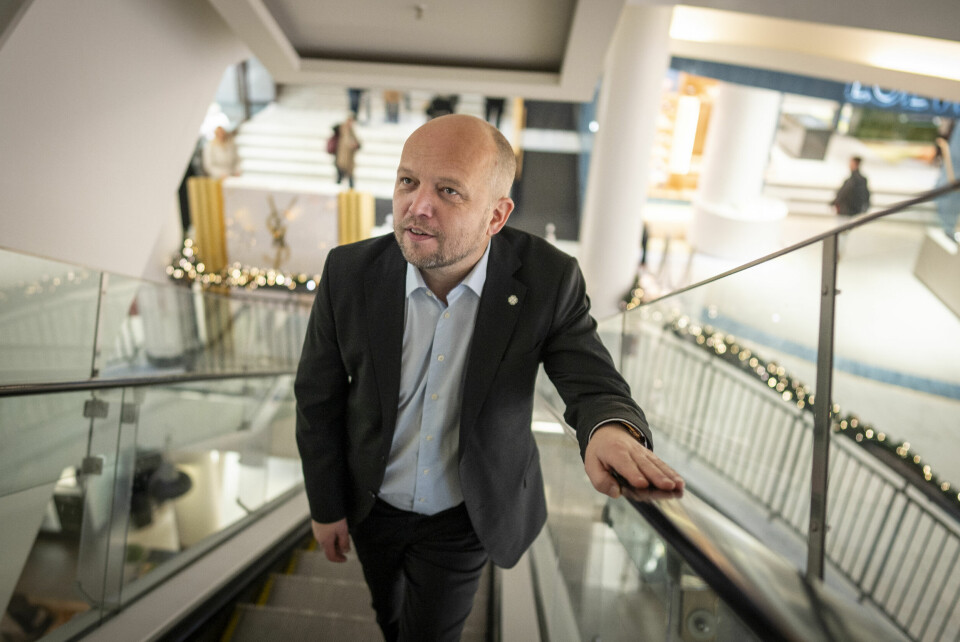 Finansminister og Sp-leder Trygve Slagsvold Vedum viser ingen tegn til å bøye av i striden om EUs energipakke. Bildet viser finansminister og Sp-leder Trygve Slagsvold Vedum i en trapp. Foto: Heiko Junge / NTB