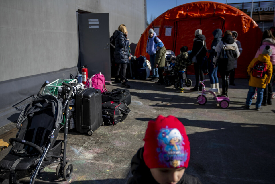 Mange ukrainske flyktninger registrerer seg for norsk politi på Nasjonalt mottakssenter i Råde. Etter innstramminger i fjor, falt ankomstene kraftig. Norske kommuner forbereder seg på å ta imot et stort antall ukrainske flyktninger fremover. Her fra Nasjonalt mottakssenter i Råde, der UDI og flere andre aktører prøver å ta unna for de mange ankomstene.Foto: Javad Parsa / NTB