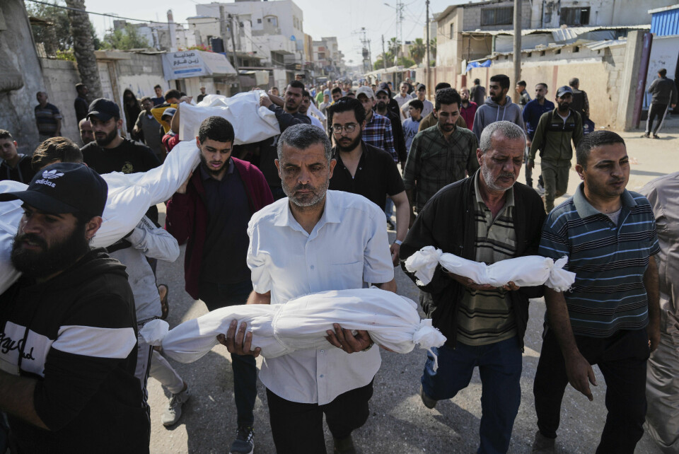 Palestinere bærer de siste ofrene for israelske angrep på Gaza, deriblant små barn. De ble drept i et israelsk luftangrep mot Deir al-Balah onsdag. Palestinere bærer de siste ofrene for israelske angrep på Gaza, deriblant små barn. De ble drept i et israelsk luftangrep mot Deir al-Balah onsdag. Foto: Abdel Kareem Hana / AP / NTB