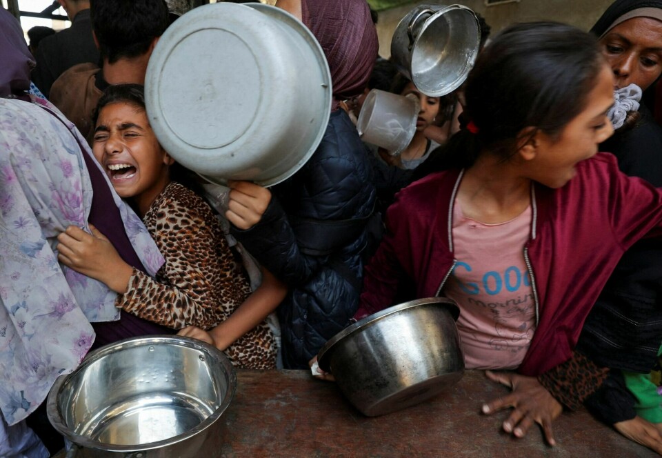 Palestinere i trengsel for å sikre seg litegrann mat fra et hjelpekjøkken i Gaza by onsdag. Palestinerne på Gaza-stripen etterlyser nå hjelpesendingene som er lovet.(Mahmoud Issa/Reuters) Palestinians wait to receive food cooked by a charity kitchen, in Gaza City, May 21, 2025. REUTERS/Mahmoud Issa TPX IMAGES OF THE DAY