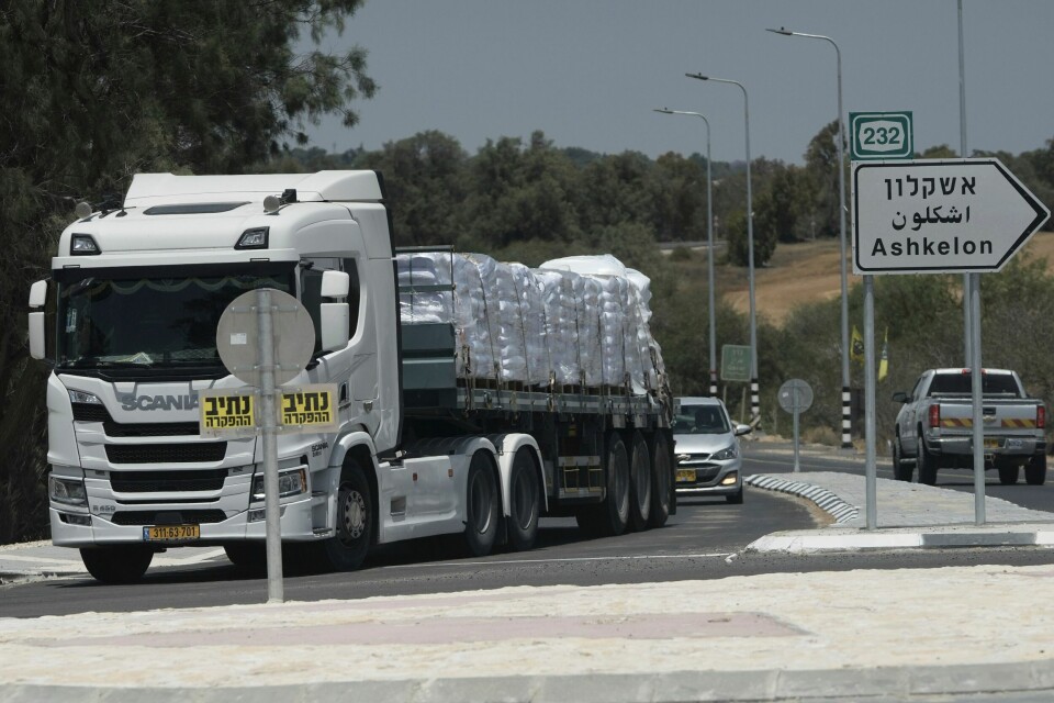 En lastebil med forsyninger til Gaza-stripen på vei til krysningspunkpt på grensen mellom Israel og Gaza tirsdag.(Maya Alleruzzo/AP) En lastebil med nødhjelp er på vei mot grensen til Gaza. Svært få lastebiler har kommet inn på Gazastripen med nødhjelp, og FN opplyser at det er fint lite av nødhjelpen som er blitt distribuert på grunn av krigshandlinger og ødelagt infrastruktur på Gaza. Foto: Maya Alleruzzo / AP / NTB