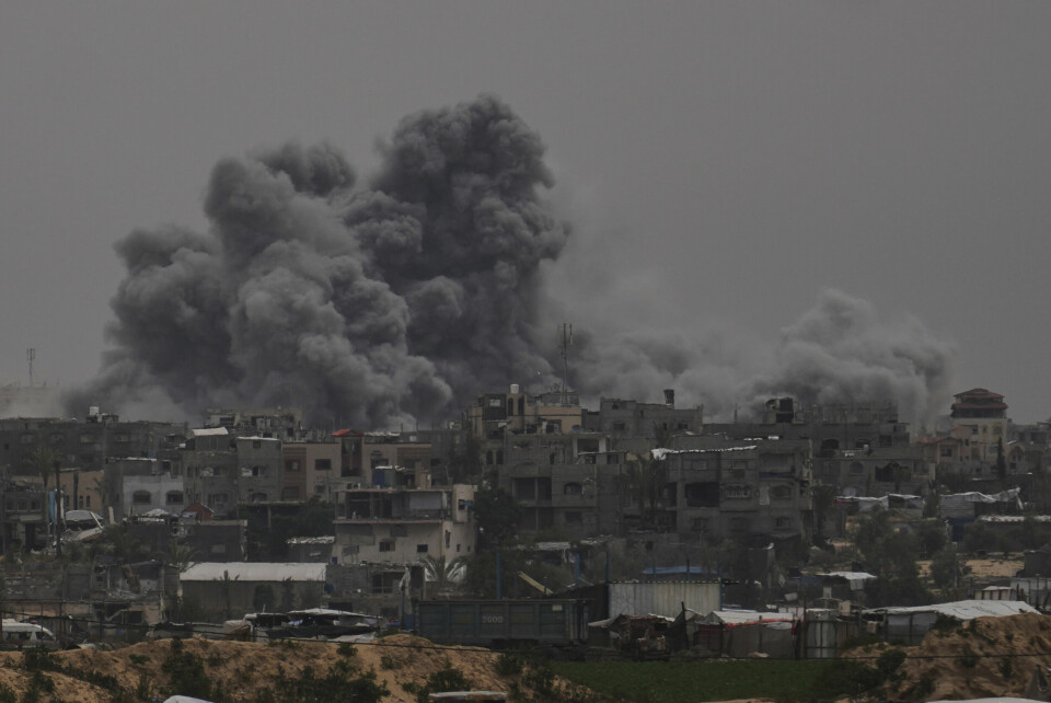 Røyken stiger mot himmelen etter et israelsk luftangrep i Khan Younis torsdag denne uken. Israel har for fullt gjenopptatt angrepene mot Gazastripen siden 18. mars, da våpenhvilen med Hamas brøt sammen. Røyken stiger mot himmelen etter et israelsk luftangrep i Khan Younis torsdag denne uken. Israel har for fullt gjenopptatt angrepene mot Gazastripen siden 18. mars, da våpenhvilen med Hamas brøt sammen. Foto: Abdel Kareem Hana / AP / NTB