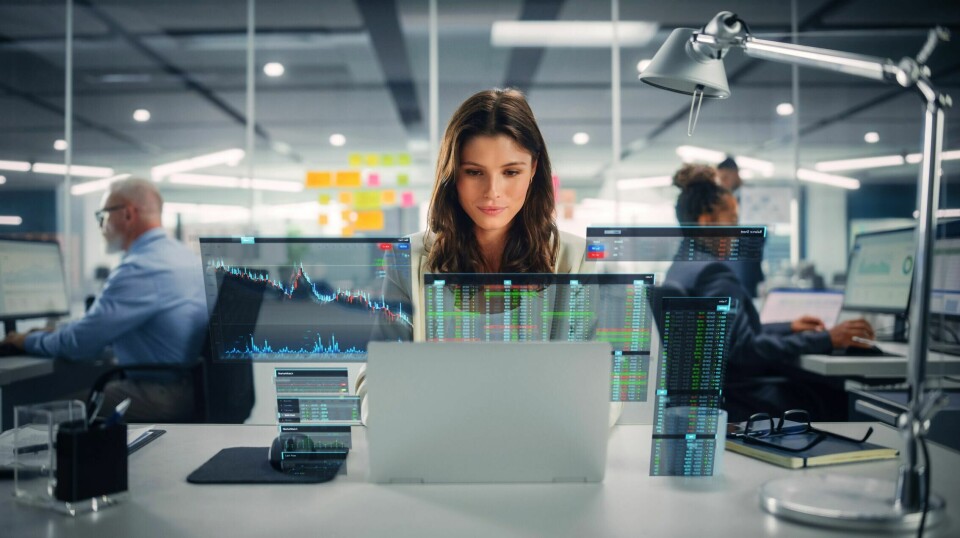 Kunstig intelligens er designet for å gjøre oss mer effektive, ikke for å erstatte oss. Derfor fungerer KI best som et verktøy for å forsterke menneskelige evner, skriver Maria Johansen.(Getty Images/iStockphoto) Arbeidsliv, teknologi, kunstig intelligens. Illustrasjonsfoto.