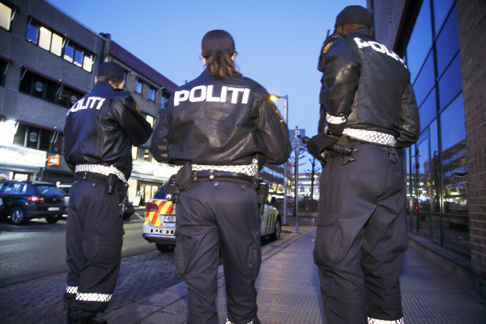 På lengre sikt kan vilkårlig visitering på gata bidra til økt mistillit mellom politiet og befolkningen, særlig i områder der tilliten til politiet allerede er skjør, mener John Peder Egenæs. Politipatrulje på gata. Kontroll, visitasjon, våpen, ungdomskriminalitet