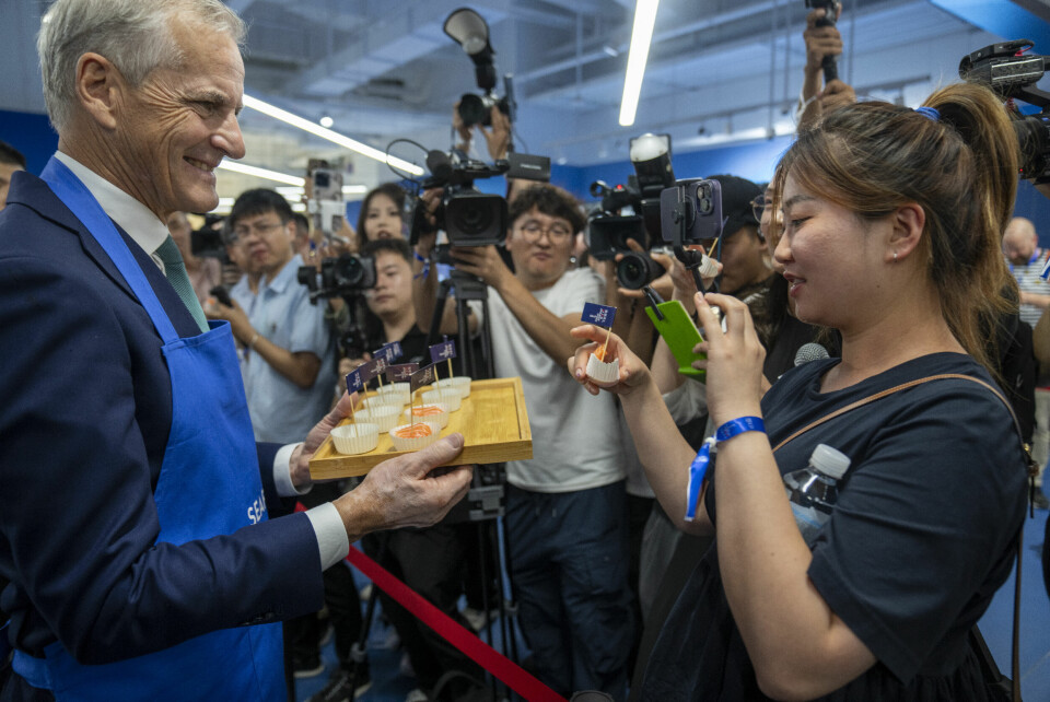Statsminister Jonas Gahr Støre serverte norsk laks til kinesiske medier under et besøk til Supermarkedkjeden Hema Fresh i Shanghai i fjor. Statsminister Jonas Gahr Støre serverte norsk laks til kinesiske medier under et besøk til Supermarkedkjeden Hema Fresh i Shanghai i fjor. Foto: Heiko Junge / NTB