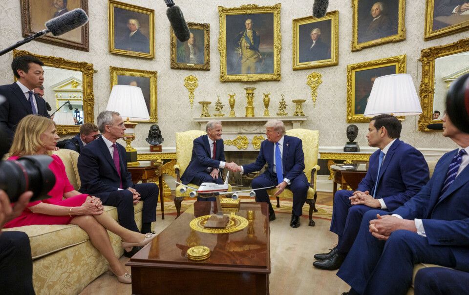 Da Jonas Gahr Støre, Jens Stoltenberg og ambassadør Anniken Huitfeldt møtte Donald Trump i Det hvite hus, fikk Norge skryt av USAs president. Hvorfor? Nettopp fordi Norge er representant for en slik verden politikere som Trump ønsker seg. En verden der små og mellomstore land ikke organiserer seg, skriver Fredrik Mellem. Støre, Stoltenberg, Huitfeldt møter Trump i Det hvite hus (24. april 2025).