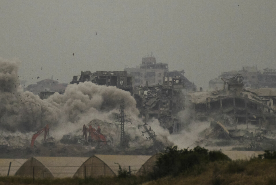 Store røykskyer etter at israelske styrker bombet på Gaza-stripen mandag 7. april. Stadig mer av Gazas bebyggelse legges i ruiner, mens de 2 millioner palestinske innbyggerne fordrives av israelske luftangrep og bakkestyrker og må trenge seg sammen på stadig mindre områder. Her et bilde av Gazastripen tatt fra Sør-Israel mandag. Foto: Leo Correa / AP / NTB