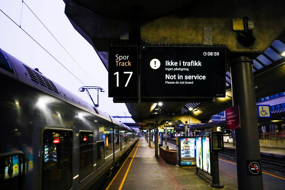 Klimaendringer, økt trafikk og gammel infrastruktur gjør at norsk jernbane står overfor nye utfordringer, skriver Yonas Zewdu Ayele. Bildet er fra Oslo S under togstansen over hele landet tidlig 1. juledag. Bildet viser en infoskjerm ved siden av et tog på Oslo Sentralstasjon 1. juledag 2024. På skjermen står det «Ikke i trafikk». Foto: Beate Oma Dahle / NTB