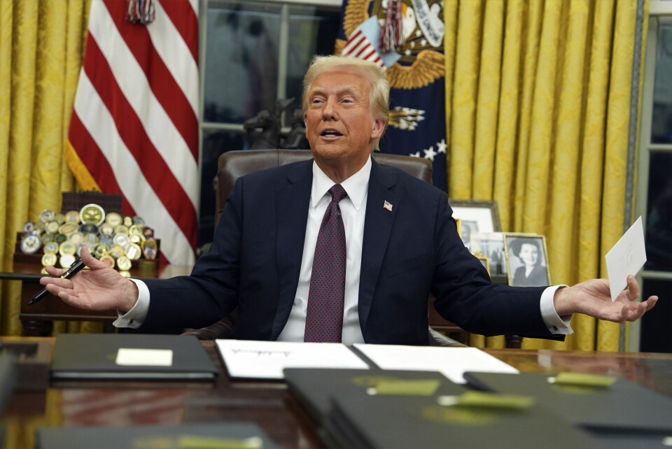 President Donald Trump hevder han har opphevet benådninger gitt av Joe Biden. Donald Trump i Det ovale kontor etter innsettelsen mandag. Foto: Evan Vucci / AP / NTB