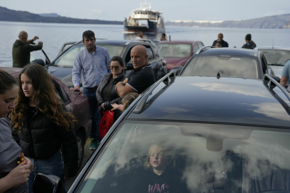 Folk venter på ferja til Aten ved havna i Santorini. Tusenvis har de siste dagene forlatt den greske ferieøya etter en lang rekke mindre jordskjelv. Folk venter på ferja til Aten ved havna i Santorini. Tusenvis har de siste dagene forlatt den greske ferieøya etter en lang rekke mindre jordskjelv. Foto: Petros Giannakouris / AP / NTB