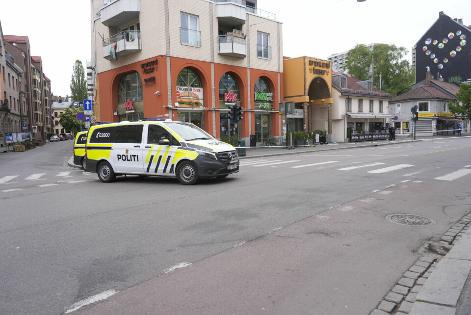 Politiet sperret av et område på Grønland etter at en mann ble funnet kritisk skadet med stikkskader. Politiet har sperret av et område på Grønland etter at en mann ble funnet kritisk skadet etter antatt knivstikking.Foto: Terje Bendiksby / NTB
