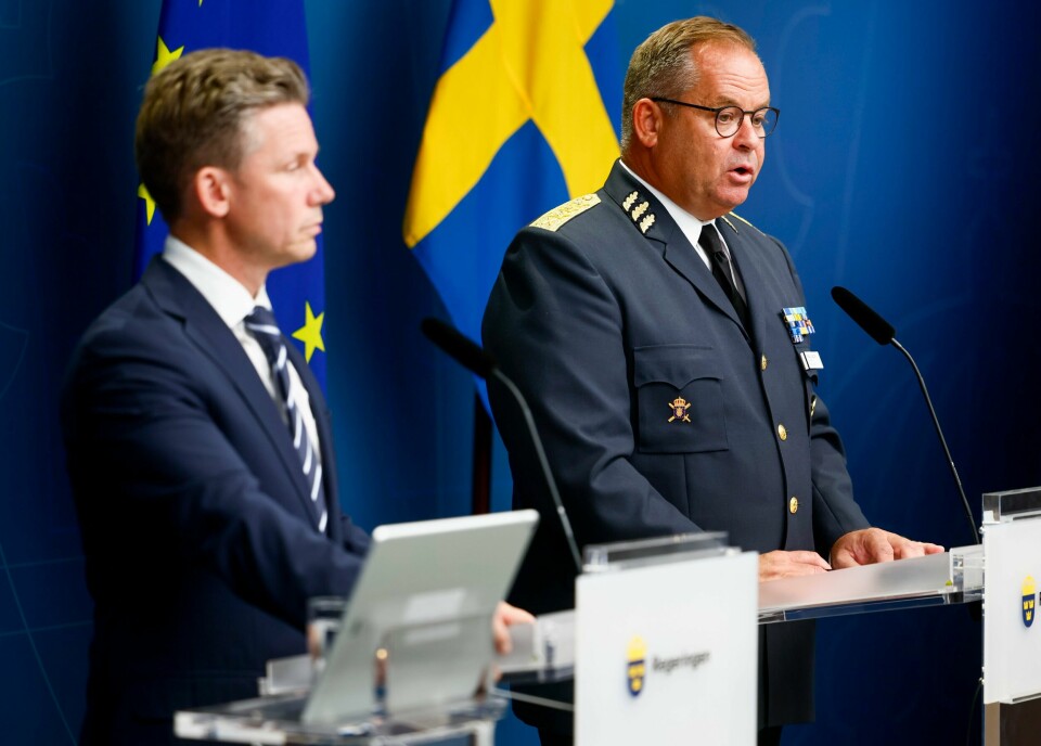 Generalløytnant Michael Claesson (t.h.) tiltrådte som svensk forsvarssjef i oktober 2024.(Stefan Jerrevång/TT/NTB) Försvarsminister Pål Jonson (M) och Chefen för försvarsstaben, generallöjtnant Michael Claesson håller pressträff om ett nytt stödpaket till Ukraina.