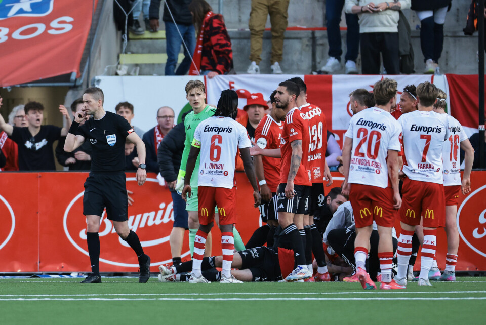 Ole Selnæs ble liggende nede etter å ha blitt truffet av en flaske mot slutten av kampen mot Fredrikstad. Ole Selnæs ble truffet av en flaske i oppgjøret.Foto: Thomas Andersen / NTB
