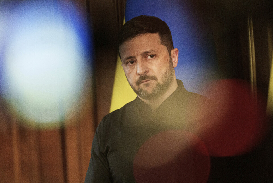 Ukrainas president Volodymyr Zelenskyj drar ikke til Istanbul for samtaler med russiske representanter. Ukrainas president Volodymyr Zelenskyj ber Russlands president Vladimir Putin selv stille til forhandlingene i Tyrkia, men har ikke fått svar. Foto: Jevhen Maloletka / AP / NTB