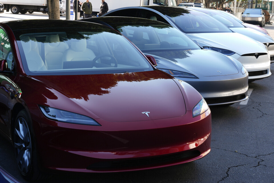 Salget av nye Tesla-er var halvert i EU de to første månedene i år, sammenlignet med samme periode i fjor. Salget av nye Tesla-er var halvert i EU de to første månedene i år, sammenlignet med samme periode i fjor. Foto: Damian Dovarganes / AP / NTB