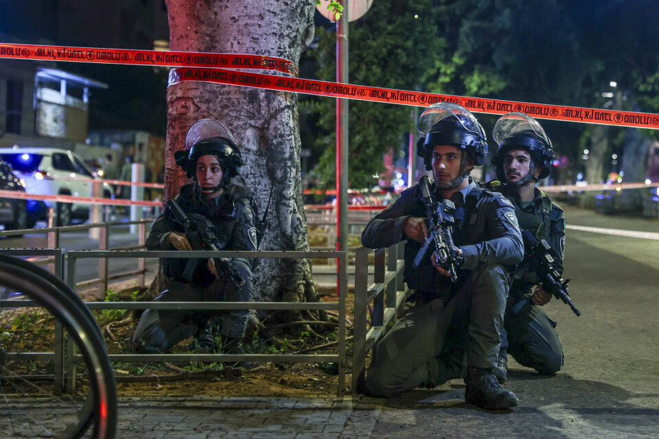 Politi i Tel Aviv i oktober 2024. Illustrasjonsbilde. Israelsk politi i posisjon etter angrepet. Foto: Itai Ron / AP / NTB