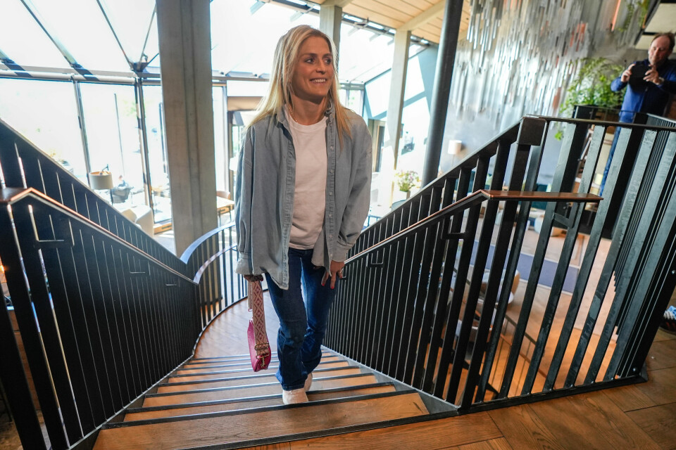 Therese Johaug ankommer mandagens pressekonferanse i Holmenkollen. Uten et eneste sponsormerke på seg. Therese Johaug ankommer mandagens pressekonferanse i Holmenkollen. Uten et eneste sponsormerke på seg.