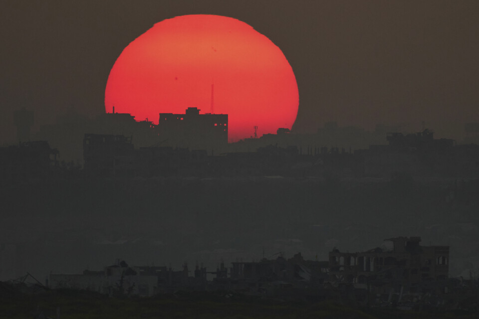 Mørket har senket seg over krigsruinene på Gazastripen, der Israel har kuttet strømforsyningen. Foto: AP / NTB Bildet viser at mørket har senket seg over krigsruinene på Gazastripen, der Israel har kuttet strømforsyningen. FotoL: AP / NTB