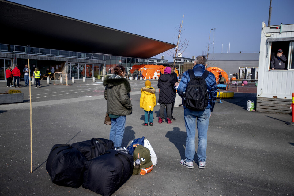 Å støtte Ukrainas forsvar samtidig som vi vender ryggen til ukrainske flyktninger, er en selvmotsigelse som undergraver våre humanitære forpliktelser, skriver innleggsforfatterne. Bildet er fra Nasjonalt mottakssenter i Råde i 2022. Mange ukrainske flyktninger registrerer seg for norsk politi på Nasjonalt mottakssenter i Råde, der UDI og flere andre aktører prøver å ta unna for de mange ankomstene.