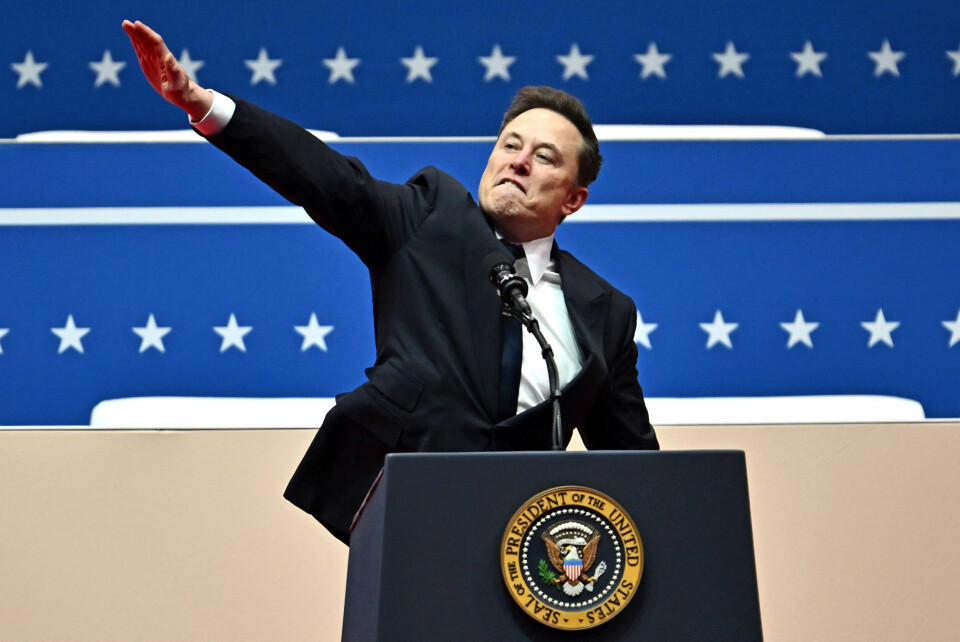Om Elon Musk mente eller ikke mente å gjøre nazihilsen på talerstolen i Washington, er ikke det viktigste spørsmålet vi kan stille. Det skygger for langt mer presserende spørsmål om vår digitale fremtid, skriver Ylva Bordsenius. Elon Musk, nazihilsen, innsettelsen av Donald Trump som president 20. januar 2025.