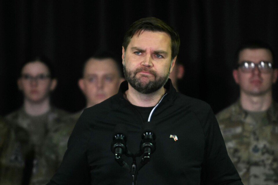 USAs visepresident J.D. Vance tok spørsmål fra pressen etter en tale på Grønland fredag.(JIM WATSON/AFP) US Vice President JD Vance listens as he speaks at the US military's Pituffik Space Base in Greenland on March 28, 2025. The visit is viewed by Copenhagen and Nuuk as a provocation amid President Donald Trump's bid to annex the strategically-placed, resource-rich Danish territory. (Photo by Jim WATSON / POOL / AFP)
