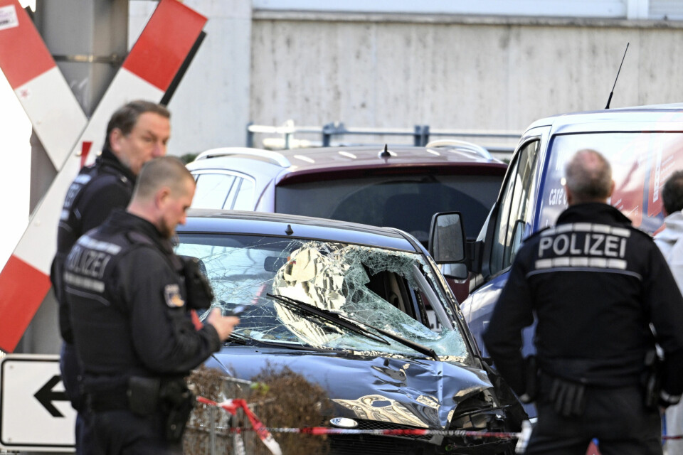 Politibetjente ved angrepet i Mannheim mandag. Politi i Mannheim ved siden av bilen som ble kjørt inn i folkemengden. Foto: Boris Roessler / dpa via AP / NTB