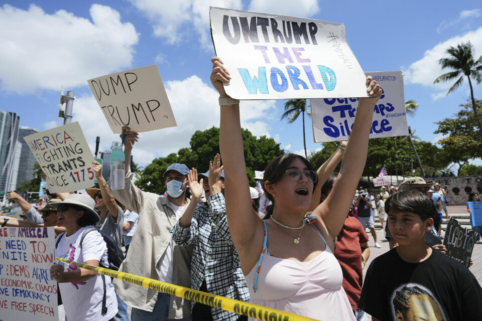 Det har vært vanskelig å finne lyspunkter i en mørk tid, men de begynner å dukke opp. Først og fremst i form av voksende motstand og demonstrasjoner mot Donald Trumps regime internt i USA, skriver Eivind Trædal. Det har vært vanskelig å finne lyspunkter i en mørk tid, men de begynner å dukke opp. Først og fremst i form av voksende motstand og demonstrasjoner mot Donald Trumps regime internt i USA, skriver Eivind Trædal.