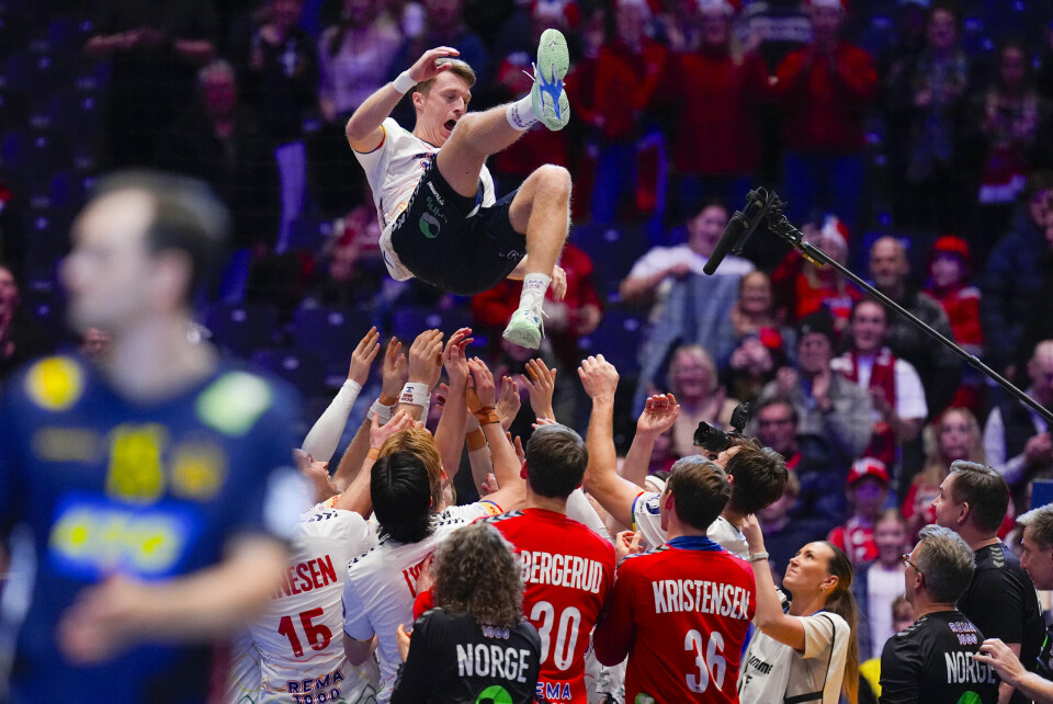 Kristian Bjørnsen ble hyllet av laget etter at håndballgutta knuste Sverige i Bjørnsens siste landskamp Kristian Bjørnsen ble hyllet av laget etter at håndballgutta knuste Sverige i Bjørnsens siste landskamp