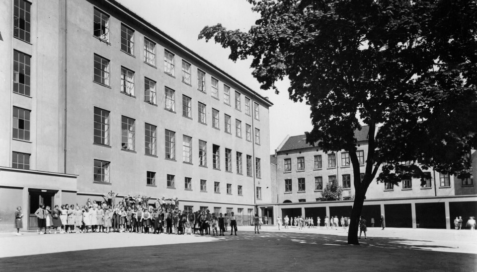Skolegården på Møllergata skoles etter utvidelsen i 1933.(Byarkitekten, Oslo byarkiv) Skolegården på Møllergata skoles etter utvidelsen i 1933.