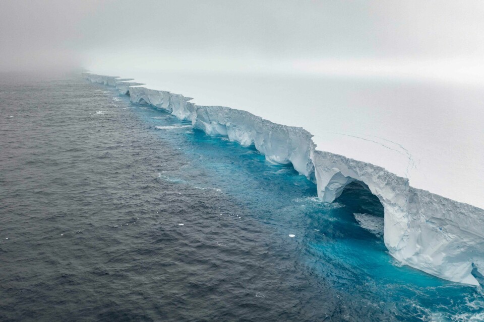 Dette bildet, som ble offentliggjort av EYOS Expeditions 19. januar 2024, viser et flyfoto av isfjellet A23a i Sørishavet utenfor Antarktis.(IAN STRACHAN/AFP) (FILES) This handout image released by EYOS Expeditions on January 19, 2024, shows an aerial view of the A23a iceberg in the waters of The Southern Ocean off Antarctica on January 14. The world's biggest iceberg, which split from the Antarctic coastline in 1986, continues to be on the move after more than 30 years. At almost 4,000 sq km (1,500 sq miles) in area, more than twice the size of Greater London, and approx 400m (1,312 ft) thick. The tooth-shaped iceberg named A23a is more than twice the size of Greater London. After three decades stuck to the Antarctic sea floor, the iceberg is heading northeast, being battered by waves in what is thought to be its final months. It is estimated to weigh nearly a trillion tonnes and be 400 metres (1,300 feet) thick at its deepest points. (Photo by IAN STRACHAN / EYOS Expeditions / AFP) / RESTRICTED TO EDITORIAL USE - MANDATORY CREDIT 'AFP PHOTO/EYOS EXPEDITIONS/IAN STRACHAN ' - NO MARKETING - NO ADVERTISING CAMPAIGNS - DISTRIBUTED AS A SERVICE TO CLIENTS