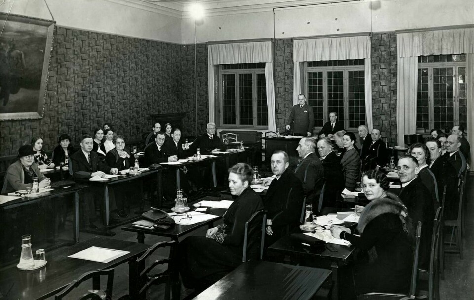 Møte i Oslo skolestyre på Møllergata skole i 1935. På bildet ses blant annet medlemmene Olaf Solumsmoen, Magnus Nilssen, Helga Karlsen og Halvard Lange.(Arbeiderbladet/Arbeiderbevegelsens arkiv og bibliotek /Arbeiderbevegelsens arkiv og bib) Møte i Oslo skolestyre på Møllergata skole i 1935. På bildet ses blant annet medlemmene Olaf Solumsmoen, Magnus Nilssen, Helga Karlsen og Halvard Lange.