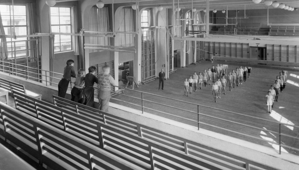 Møllergata skole ble betydelig utvidet tidlig på 1930-tallet, og var blant de mest moderne skoler i landet. Den nye gymsalen fikk et stort galleri i 1933.(Byarkitekten, Oslo byarkiv) Møllergata skole ble betydelig utvidet tidlig på 1930-tallet, og var blant de mest moderne skoler i landet. Den nye gymsalen fikk et stort galleri i 1933.